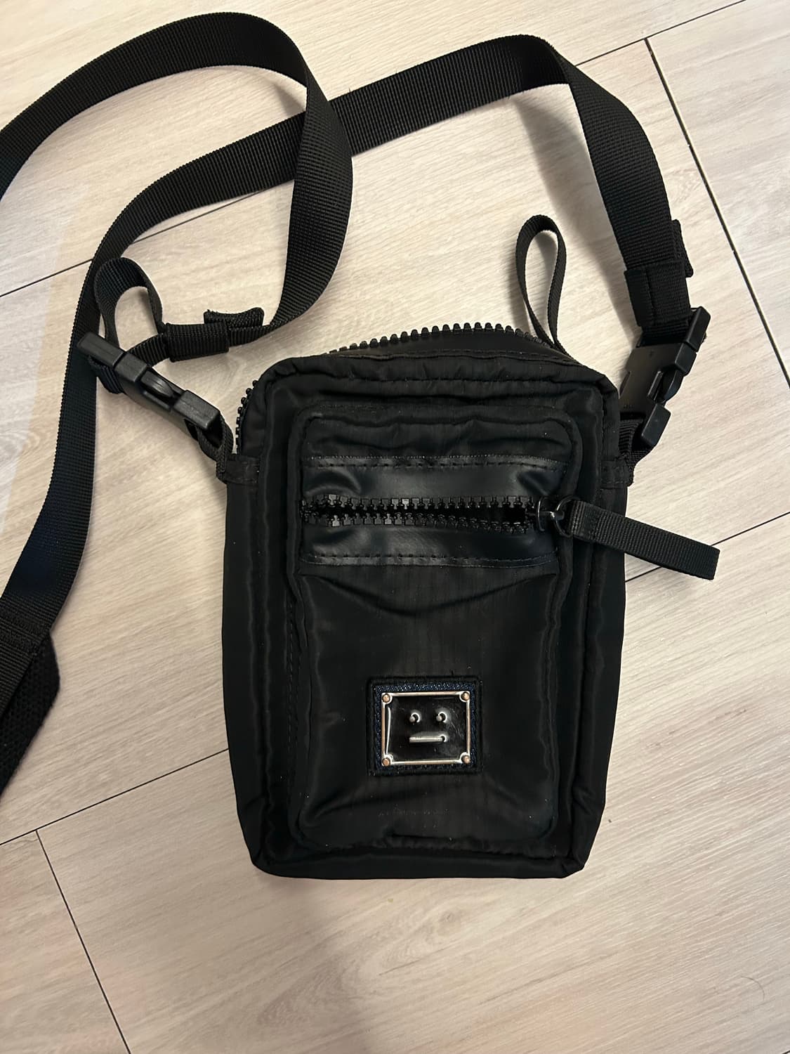 아크네스튜디오 로고 장식 포켓백 블랙 상품이미지3