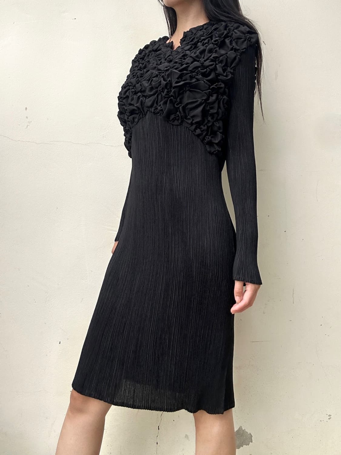 Flower detailed pleats ops / black 상품이미지5