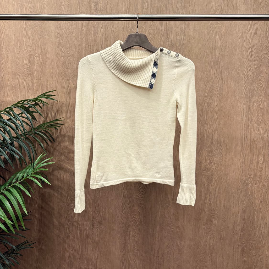 버버리 런던 니트 언밸런스 넥라인 체크 배색 숄더 버튼 디테일 아이보리 상품이미지1