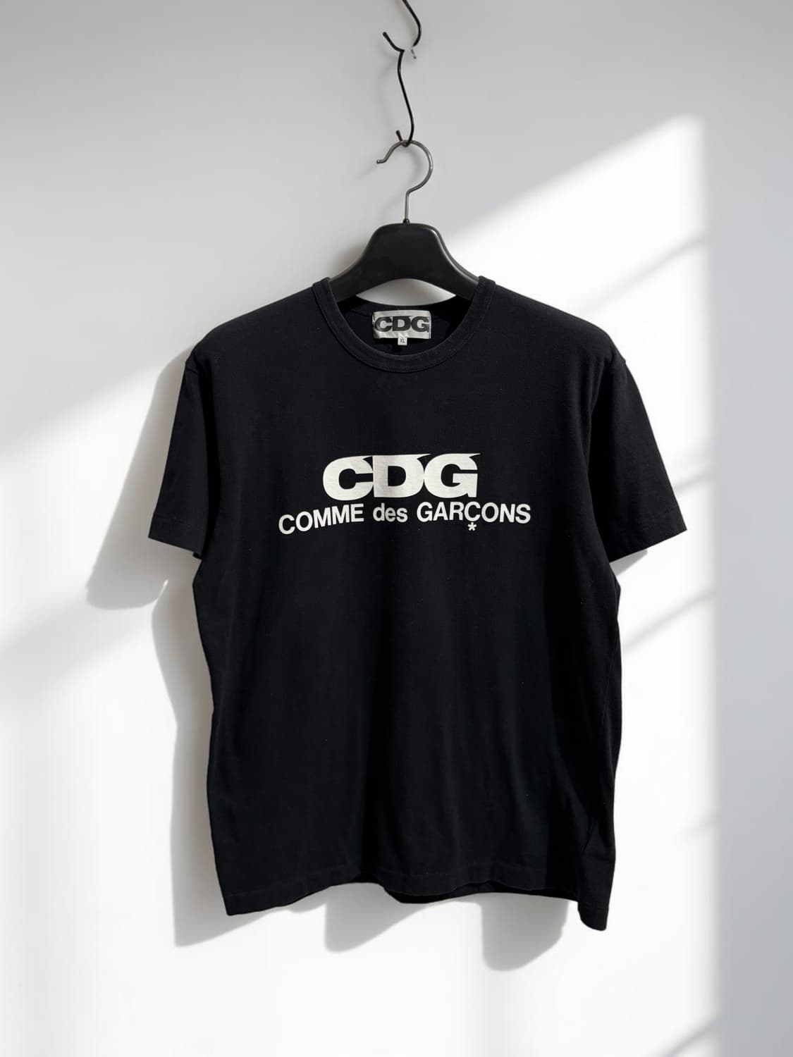CDG 꼼데가르송 로고 프린트 반팔 티셔츠 상품이미지1