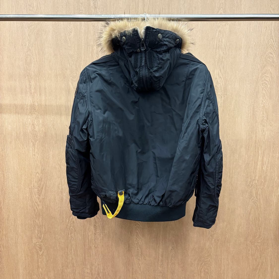 파라점퍼스 코디악 항공 다운 점퍼 퍼 트리밍 후드 멀티 포켓 디테일 블랙 상품이미지3