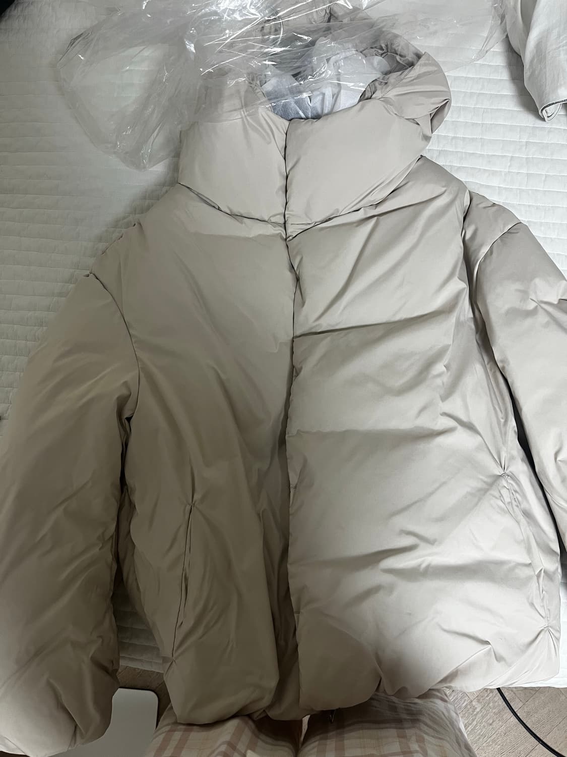 아모멘토 후디드 다운 푸퍼 패딩 에크루 상품이미지6