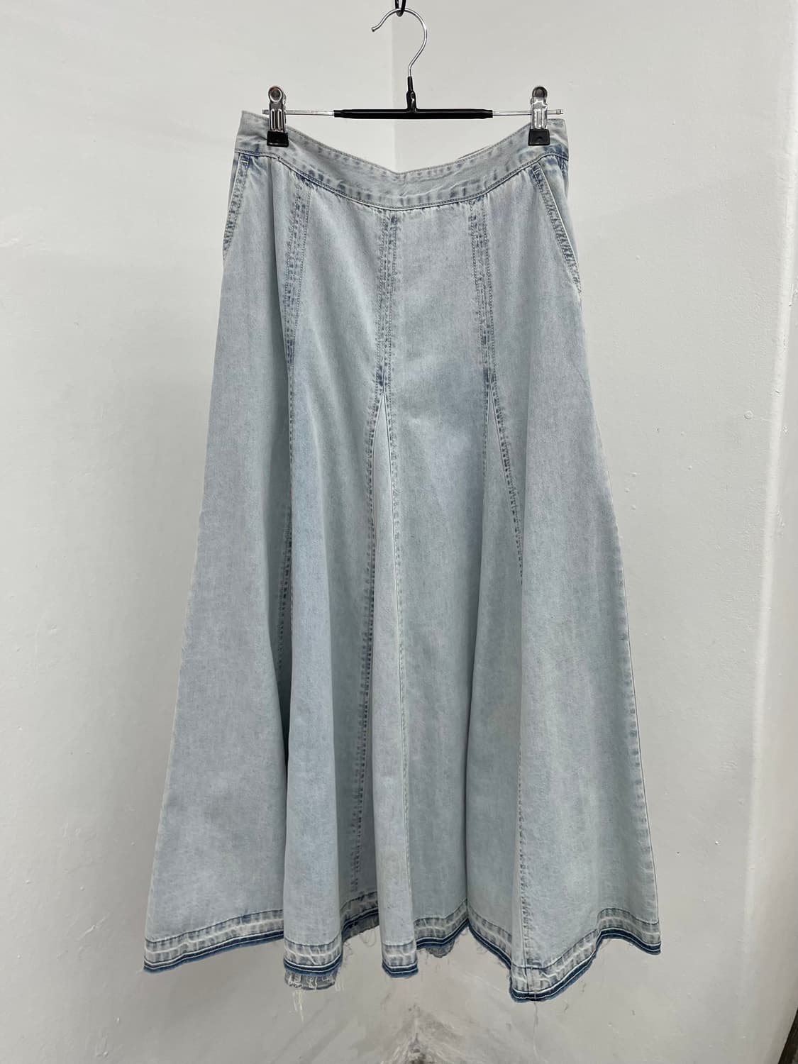 써스데이아일랜드 연청 디테일 롱 스커트 상품이미지1