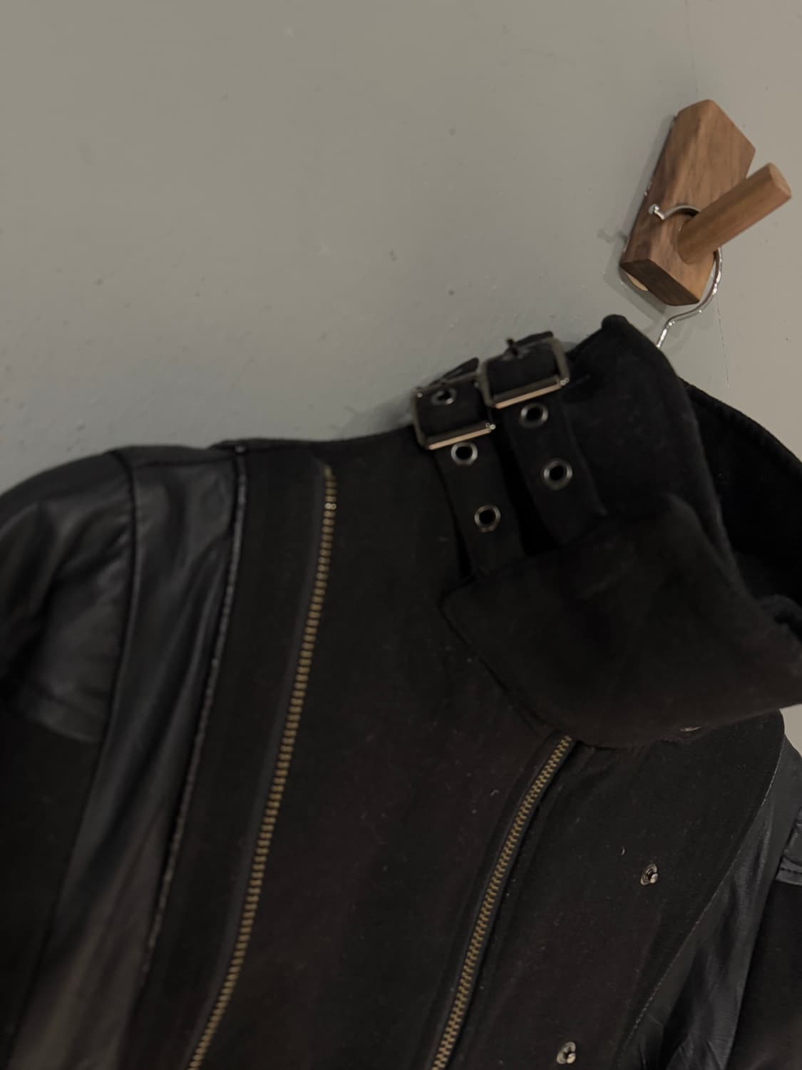 Ozz Croce 벨티드 디테일 레더 포인트 하이넥 자켓 상품이미지3