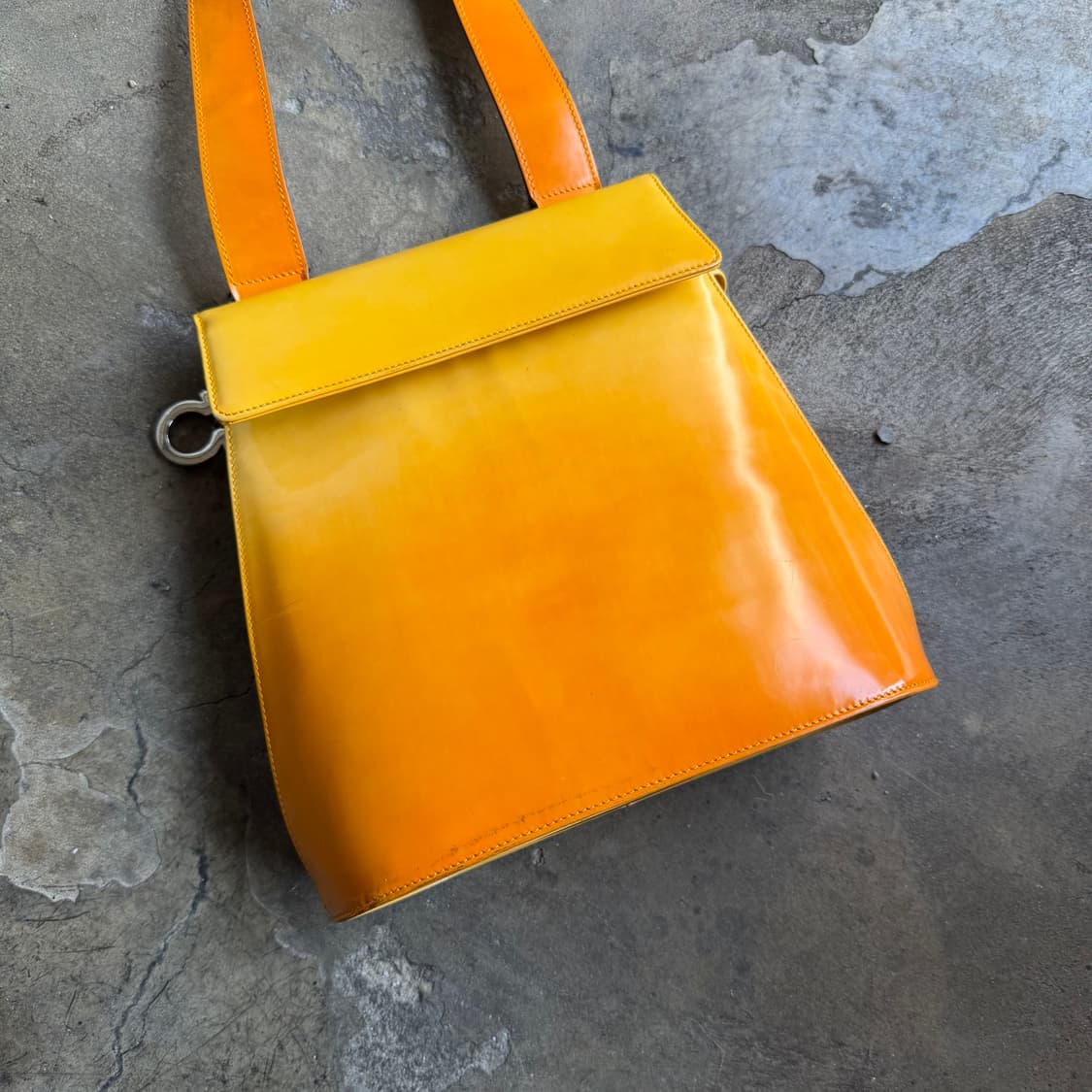 페레가모 그라데이션 간치니 지퍼 숄더백 상품이미지3