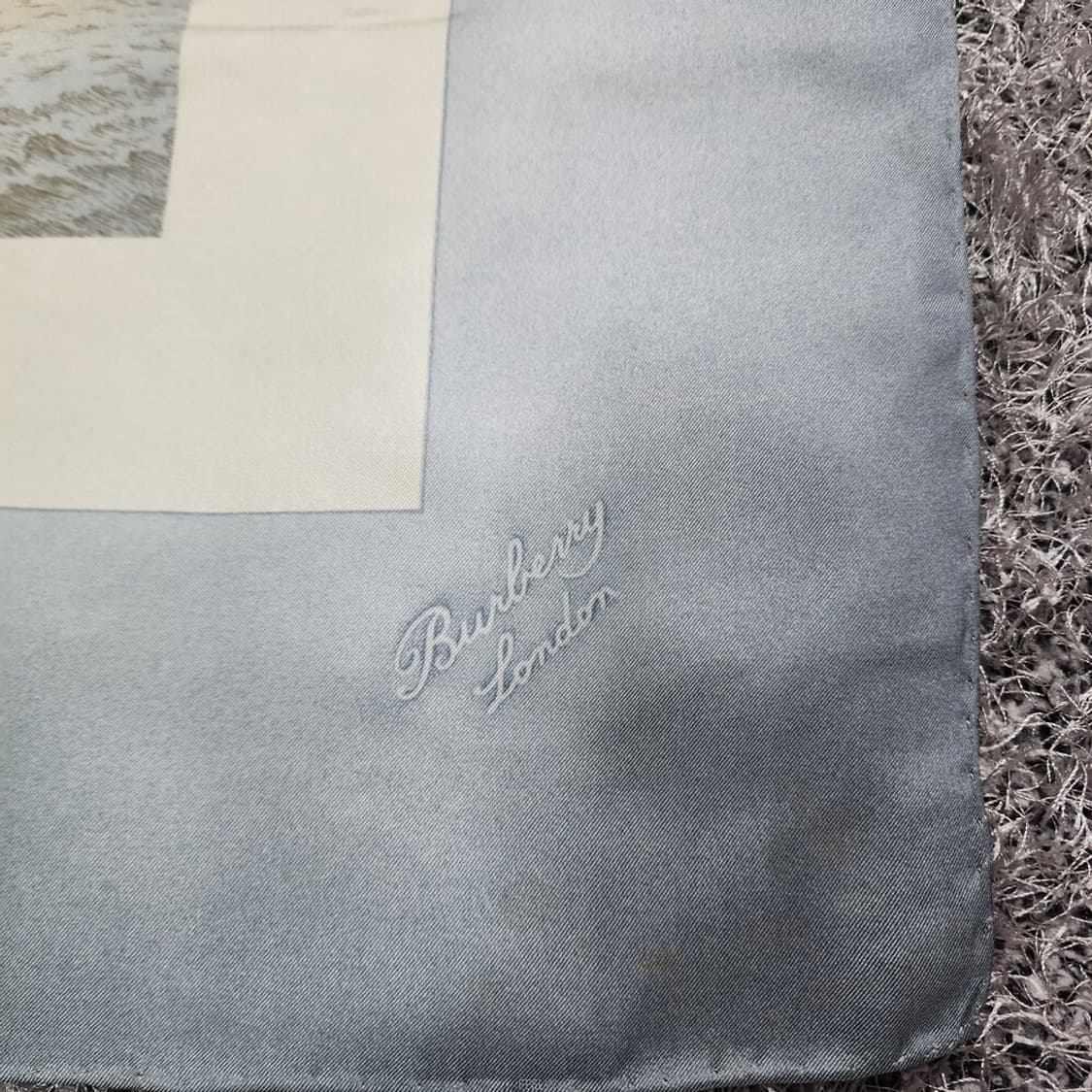 버버리 실크 스카프

 상품이미지7