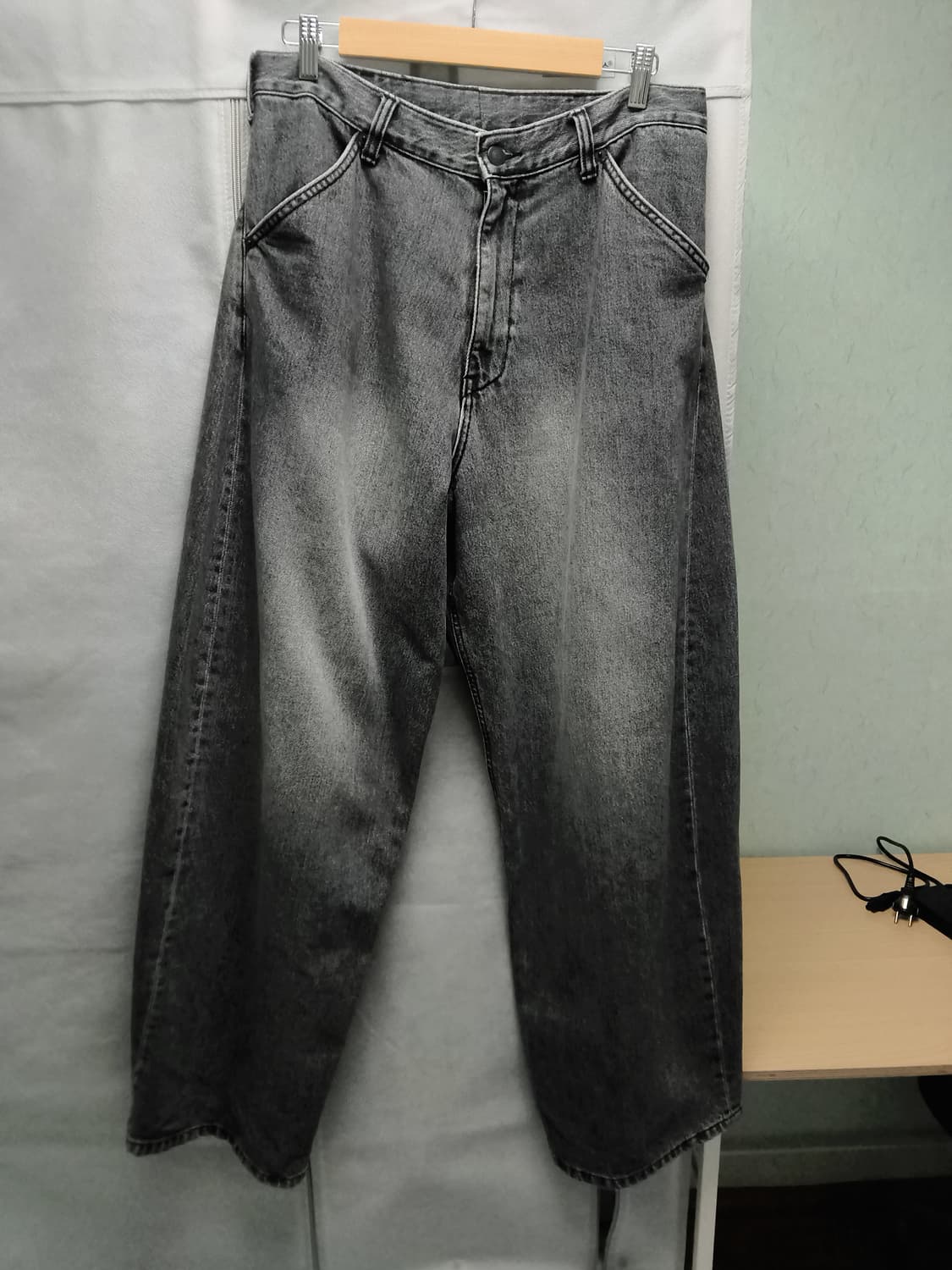 [4] 해칭룸 와이드 커브진 워시드 블랙 상품이미지1