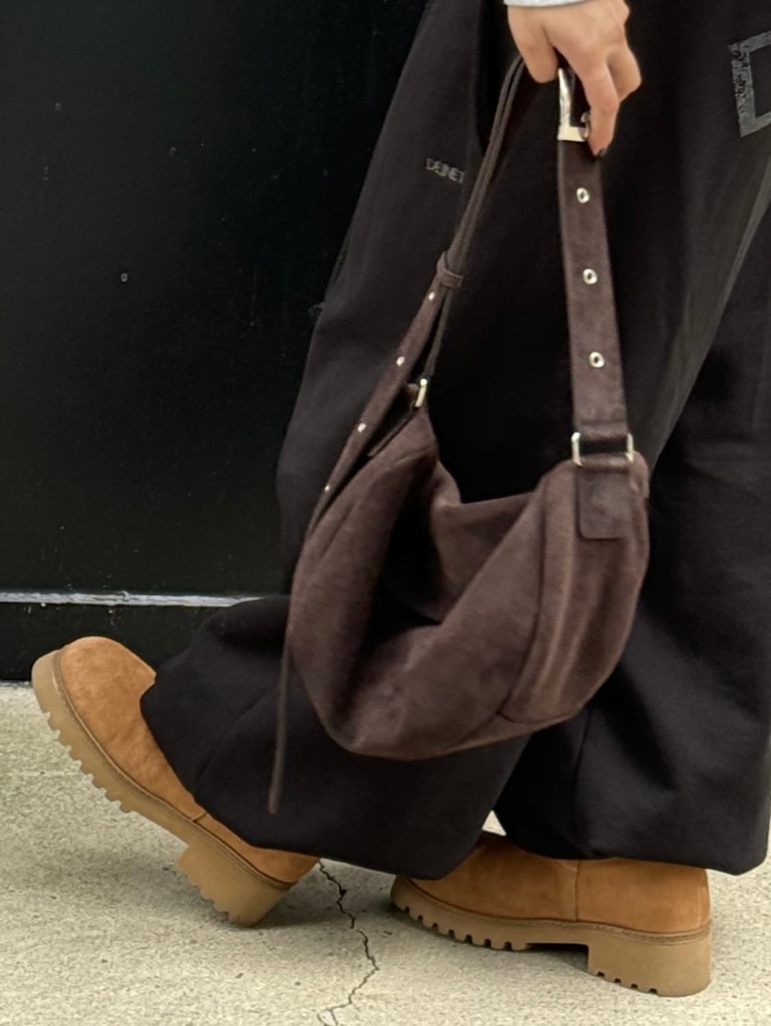 HALF ROUND BELT BAG IN SUEDE BROWN 상품이미지3