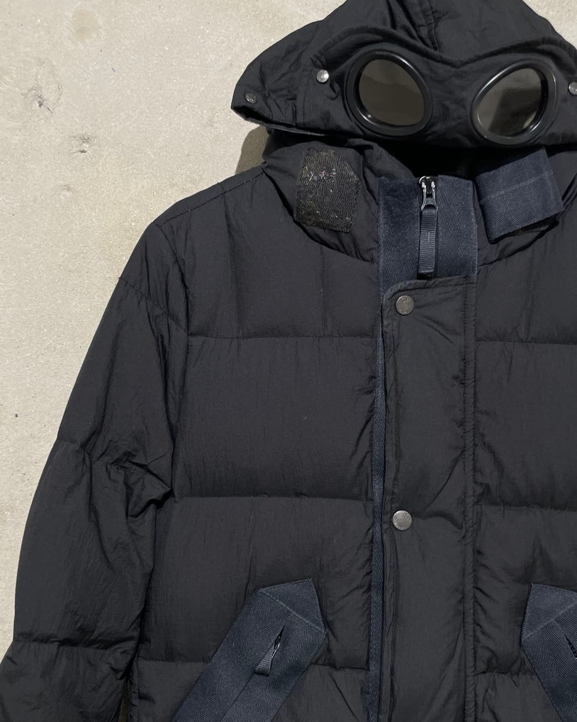 씨피컴퍼니 블랙 크랭클랩스 고글 덕 다운 후디 자켓 상품이미지3