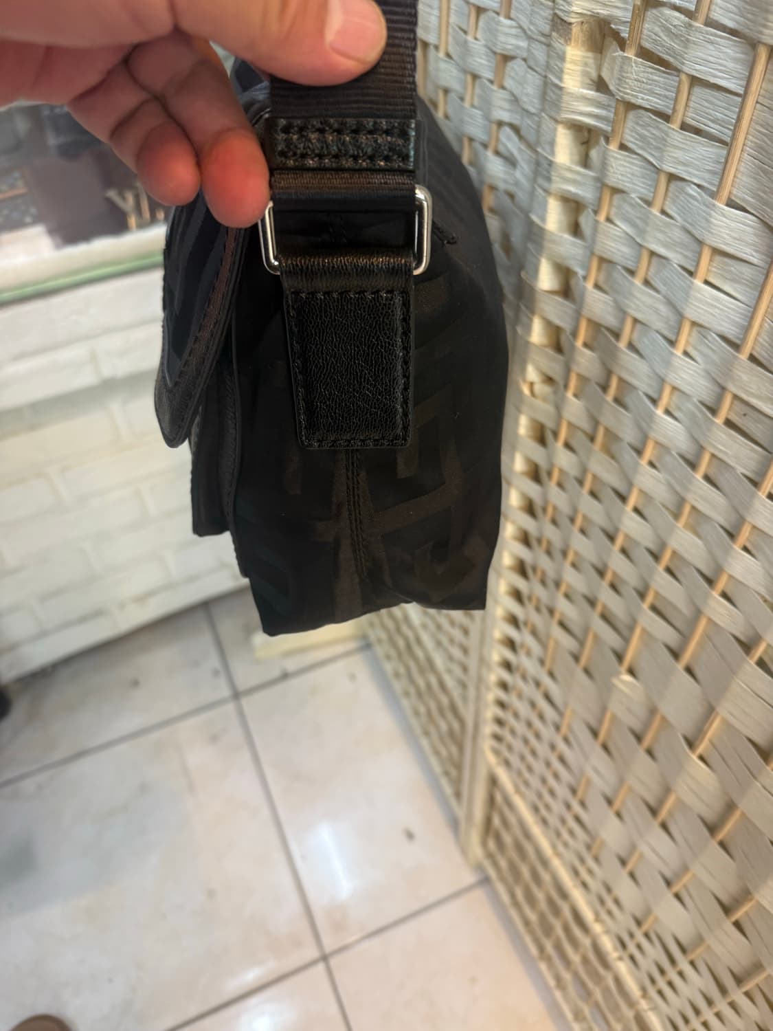 정품 지방시 시그니처 크로스백 팝니다 상품이미지3