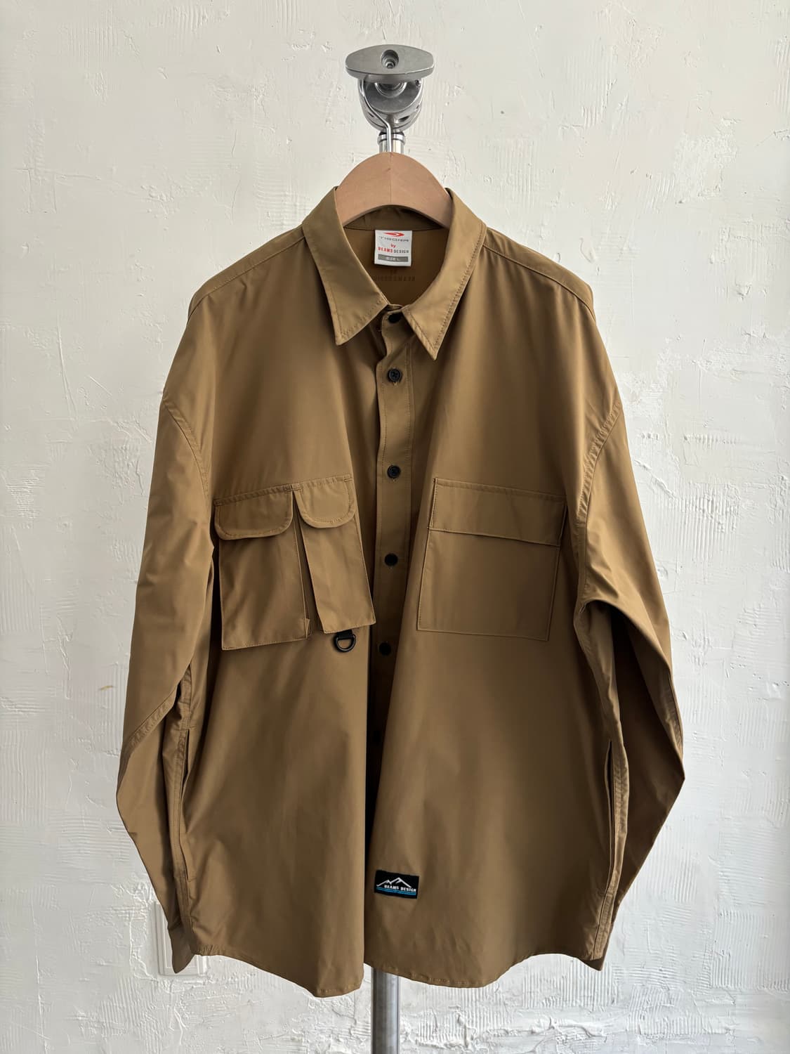 BEAMS × TIGORA 빔즈 × 티고라 베이지 유틸리티 셔츠 상품이미지1