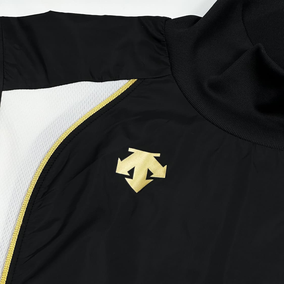 데상트 재팬 트레이닝 우븐 웜업 블랙 골드 M 상품이미지3