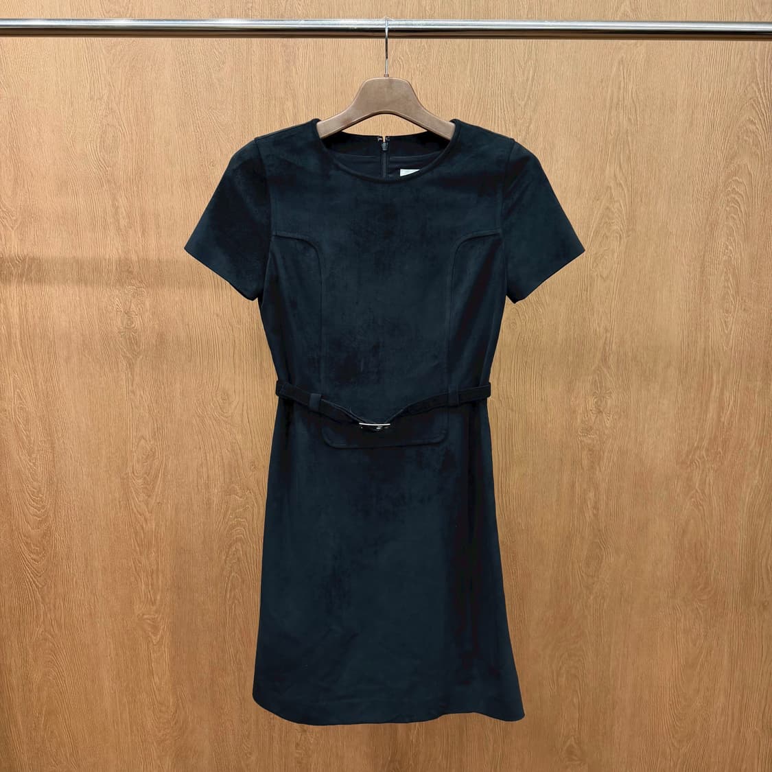 꾸레쥬 반팔 미디 원피스 벨트 포인트 라운드넥 스웨이드 디테일 블랙 상품이미지2