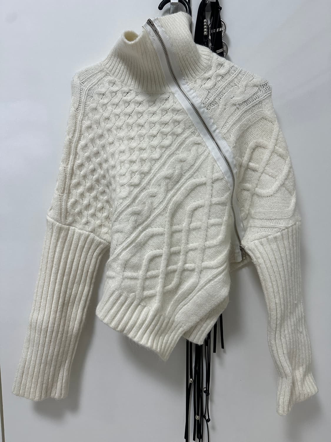 터틀넥 울 꽈배기 언발 사선 크롭 집업 니트 상품이미지2