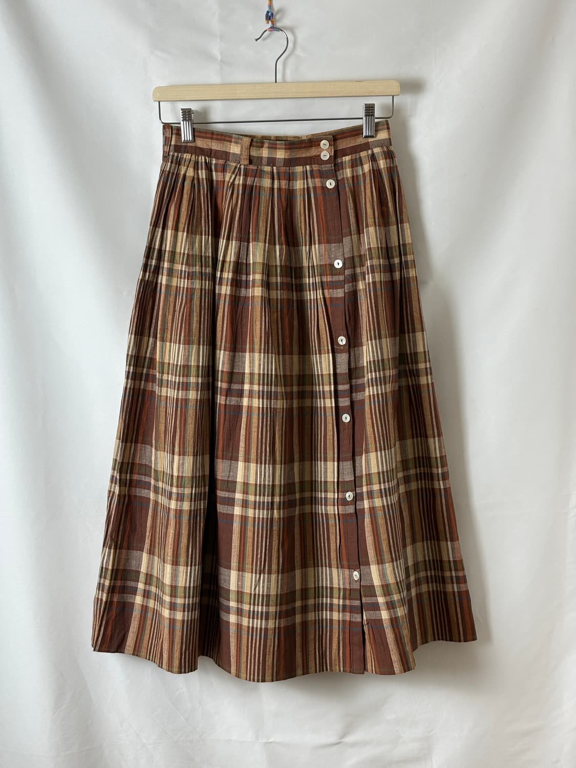 브라운 멀티 체크 단추 스커트 상품이미지5