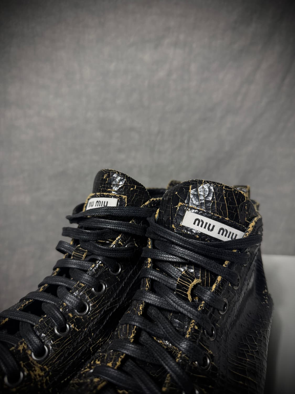 Miu Miu Distressed Crack High-Top Sneake 상품이미지5