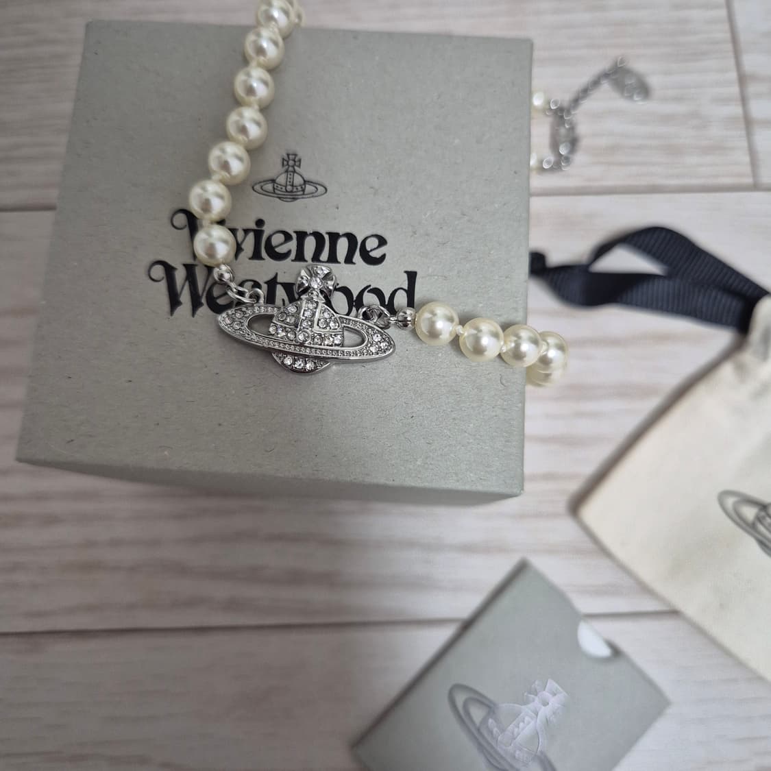 비비안웨스트우드 미니바스릴리프 펄 초커 목걸이  상품이미지2