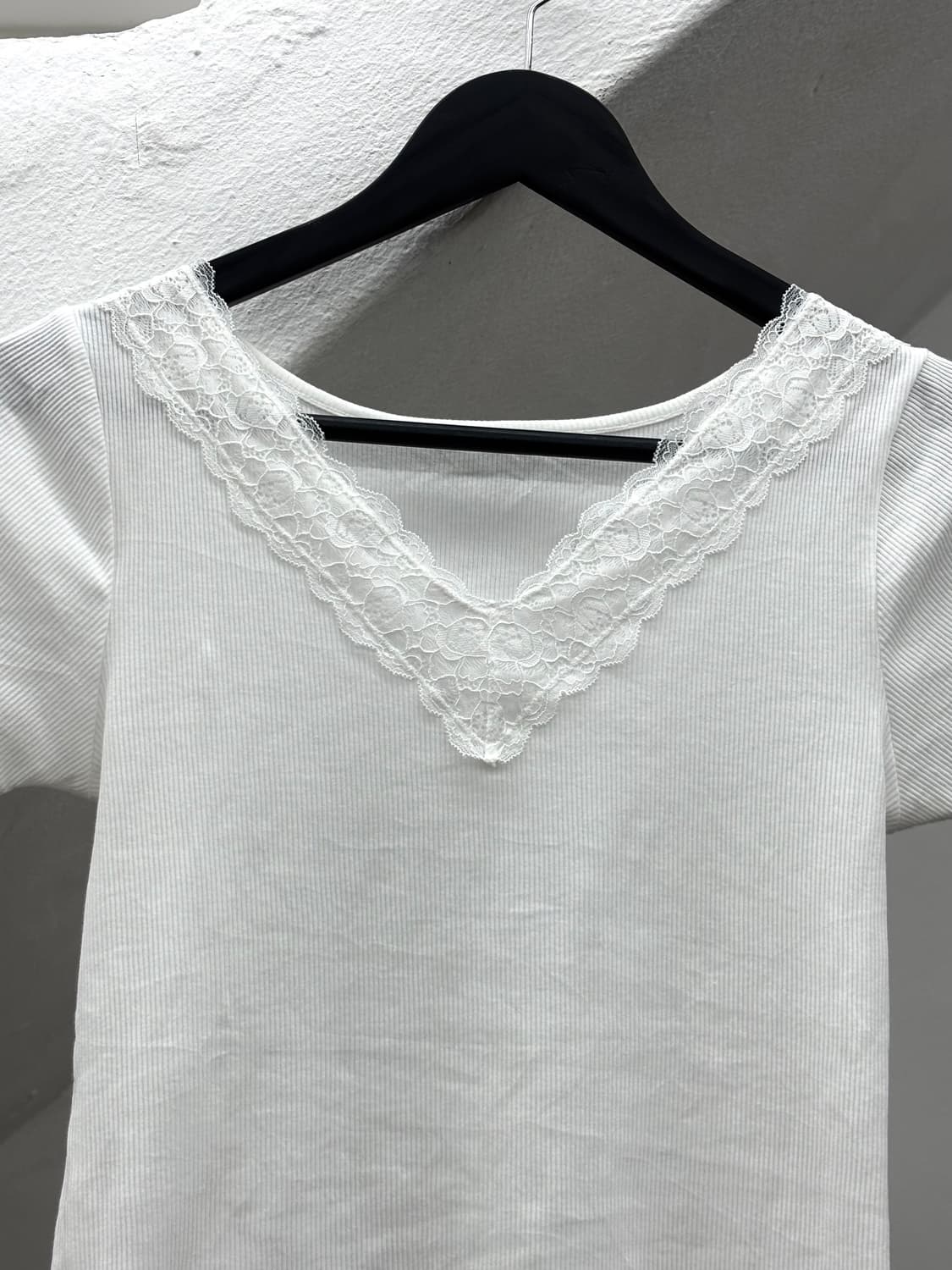 white ribbed laced slim fit top  상품이미지4