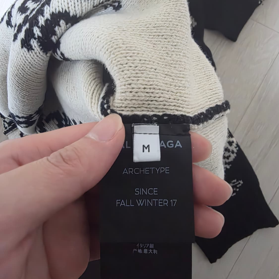 발렌시아가 사선 로고 니트 상품이미지3