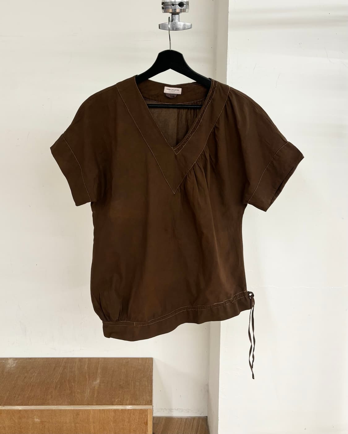 드리스 반 노튼 브라운 브이넥 드로스트링 반팔 블라우스 상품이미지1
