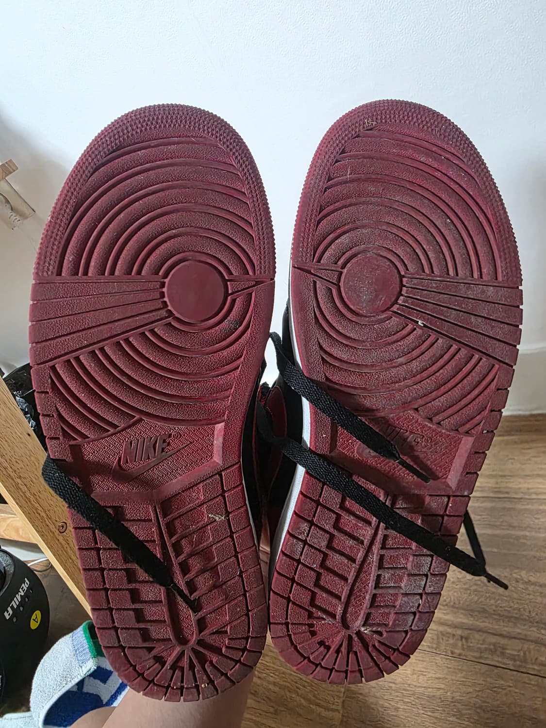 나이키 에어 조던 1 하이 블랙/레드 us10 사이즈 팝니다 상품이미지5