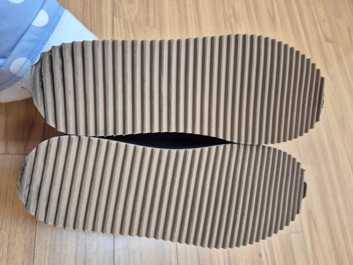 귀여운 곰돌이 자수가 있는 베어파우 털 슬리퍼입니다. 코듀로이 재질이라  상품이미지5