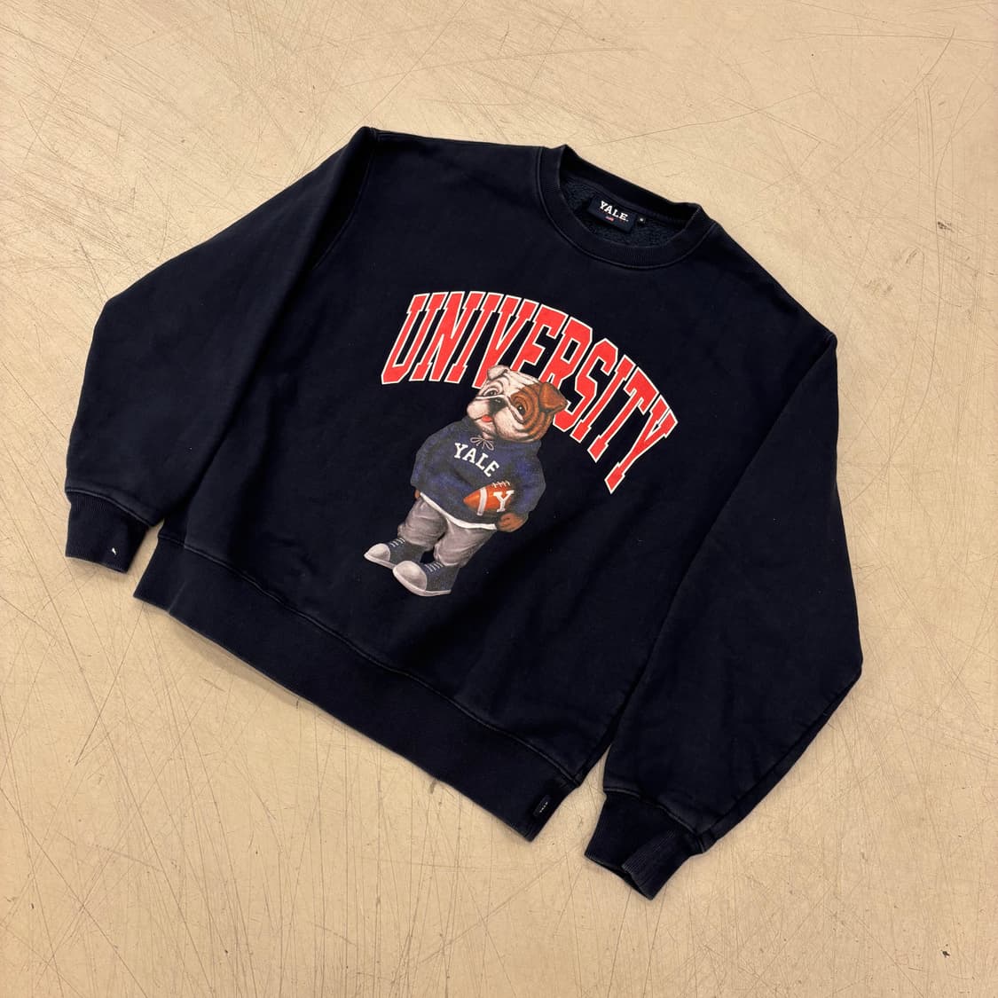 예일 유니버시티 빅로고 네이비 맨투맨 상품이미지1
