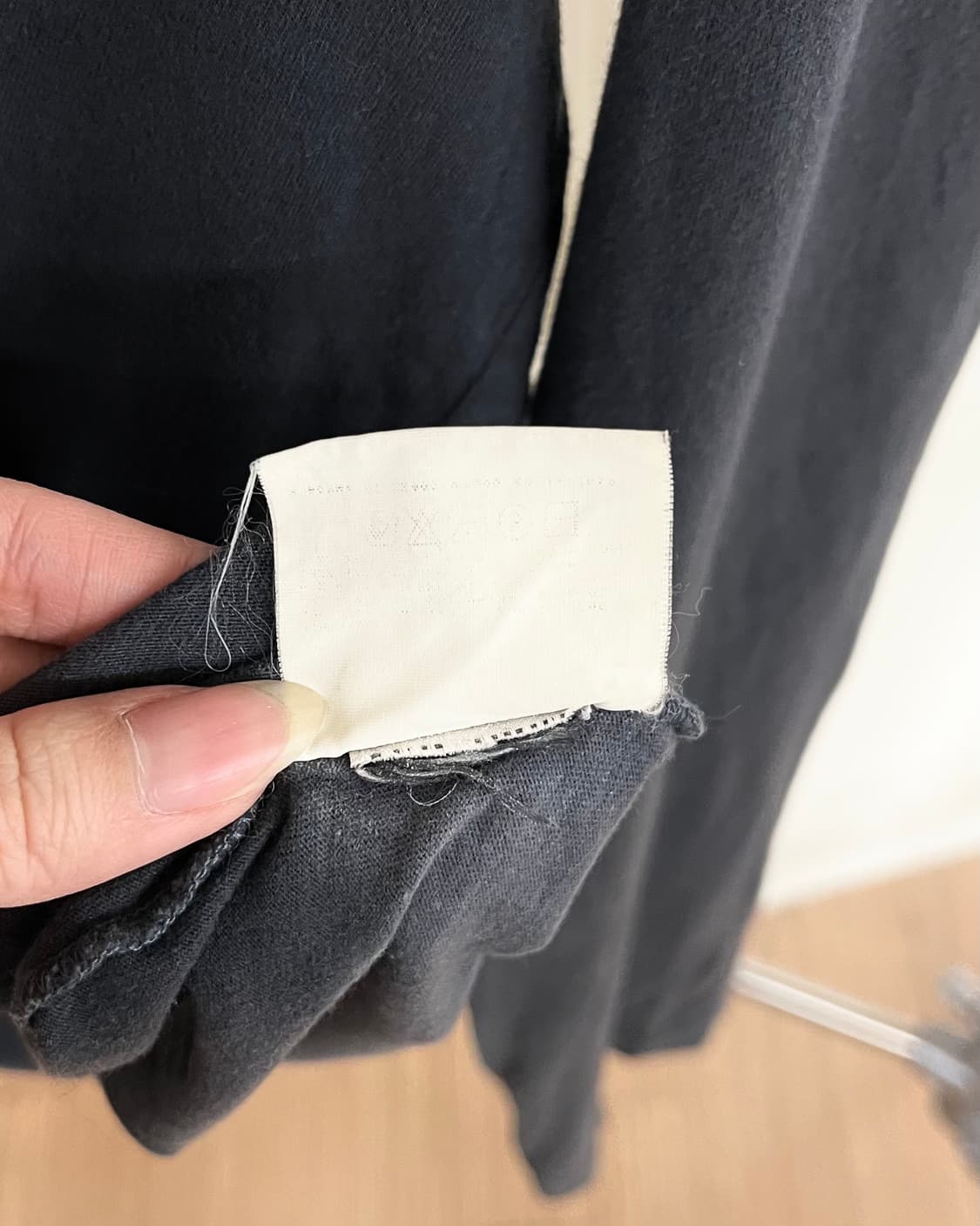 돌체앤가바나 블랙 글리터리 넥라인 롱슬리브 상품이미지9