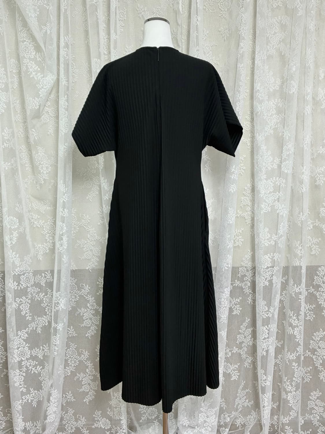 S) 코스 COS 플리티드 미디 티셔츠 원피스 블랙 상품이미지2