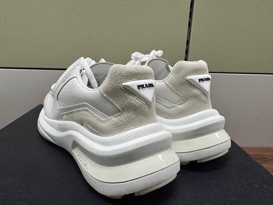 [UK 8] 프라다 브러시드 레더 패널 청키 스니커즈 화이트 상품이미지5