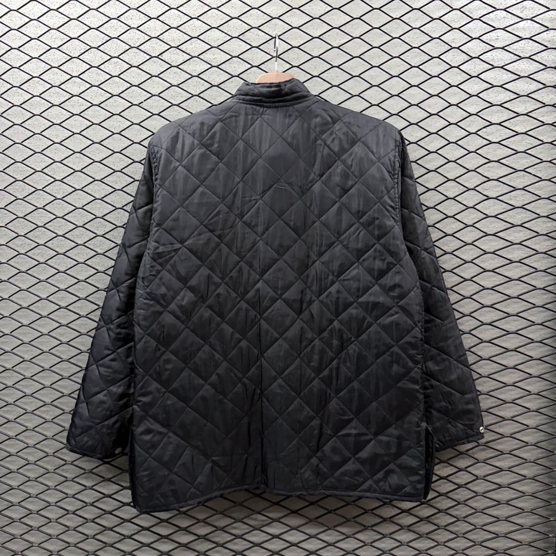 벨스타프 퀼팅 누빔자켓 로고패치 밑단버튼 디테일 블랙 상품이미지3