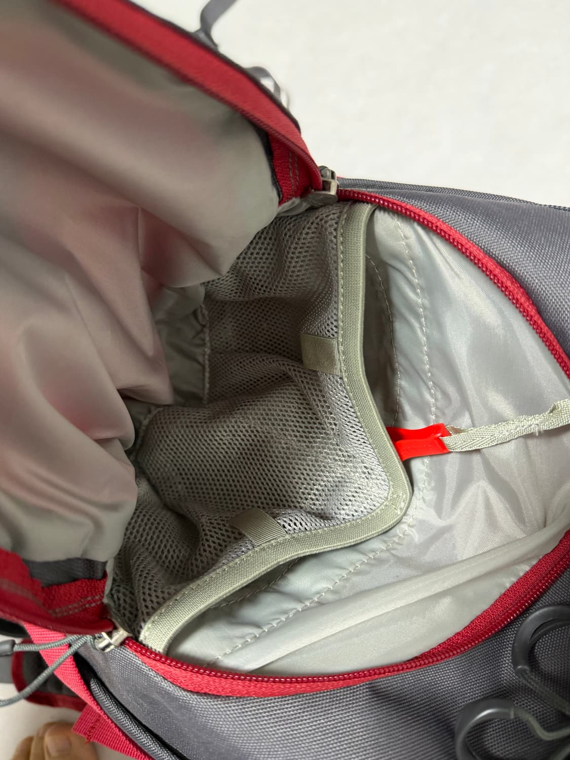 오스프리 데이라이트 백팩 레드/그레이 상품이미지4