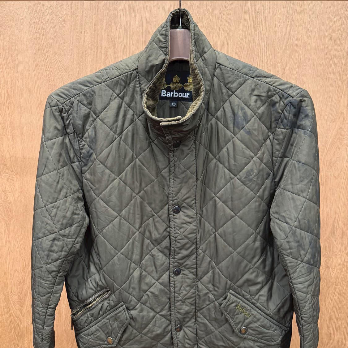 바버 퀄팅 패딩 자켓 하이넥 더블 클로징 포켓 로고 자수 디테일 카키 상품이미지4