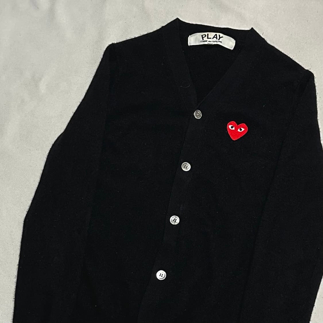 M 꼼데가르송 하트로고 브이넥 블랙 울 가디건 상품이미지1