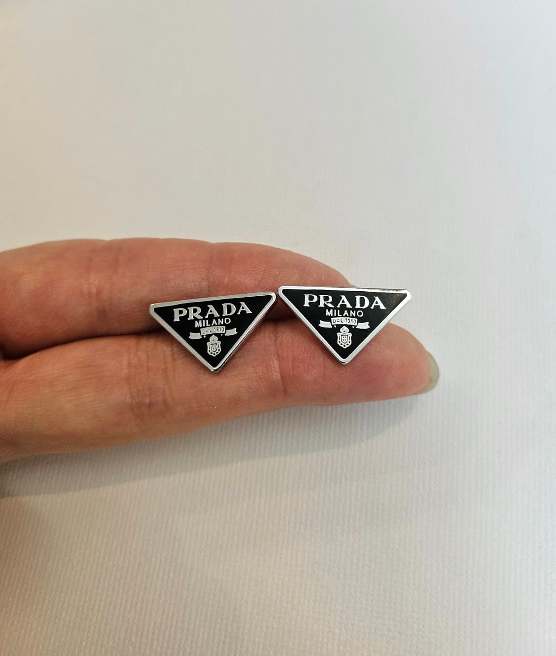 프라다 업사이클링 삼각로고 미니 귀걸이 블랙 상품이미지6