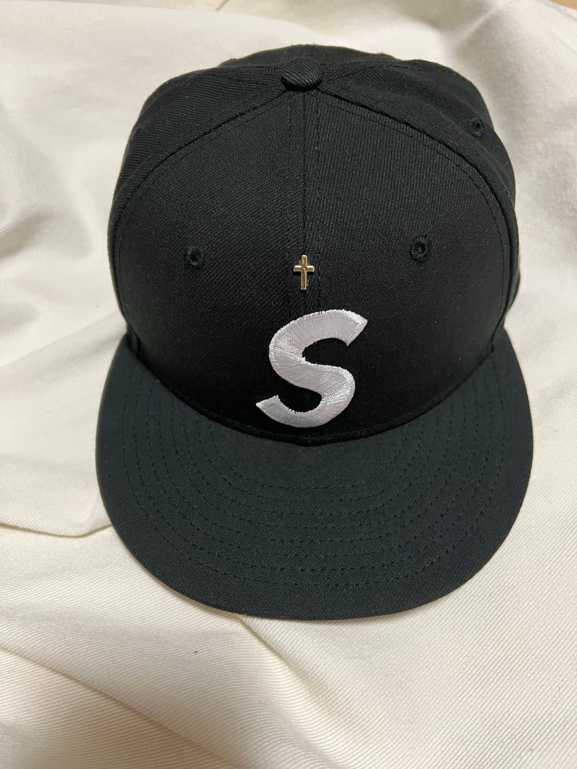 슈프림 골드 크로스 S 로고 뉴에라 블랙 718 상품이미지1