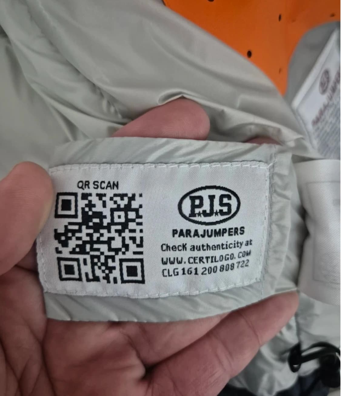 파라점퍼스 타이릭 패딩 XL사이즈입니다. 은은한 광택이 도는 네이비 색상 상품이미지4