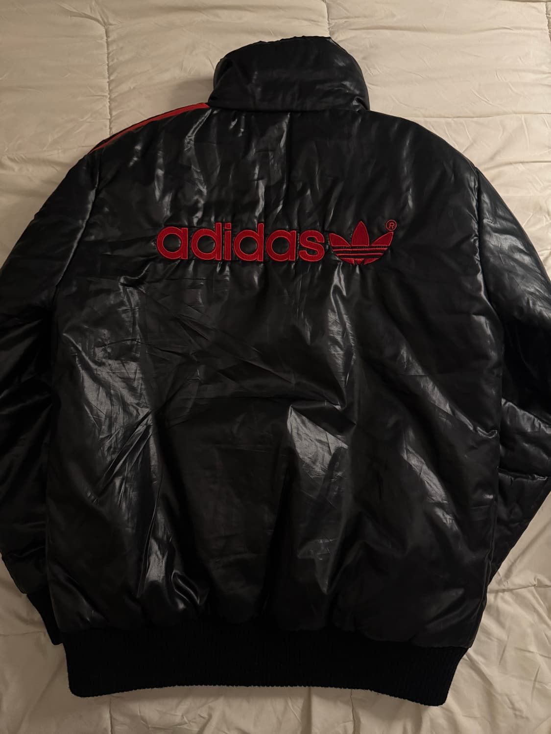 아디다스 빅로고 검빨 유광 패딩 상품이미지1