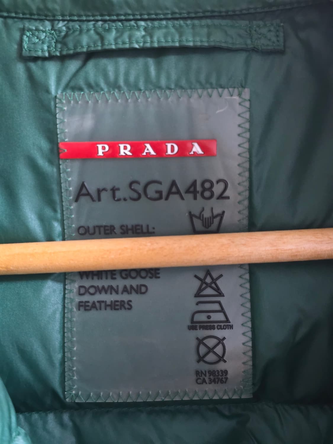 Prada 프라다 메탈 삼각로고 패딩 베스트 46 상품이미지7
