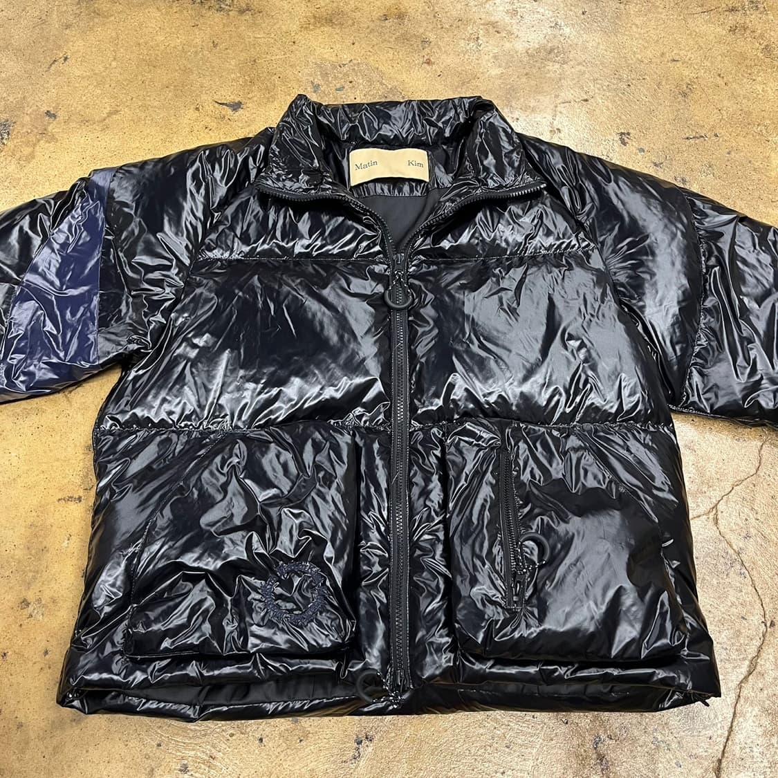 마뗑킴 유광 블랙 네이비 디테일 숏패딩  상품이미지3