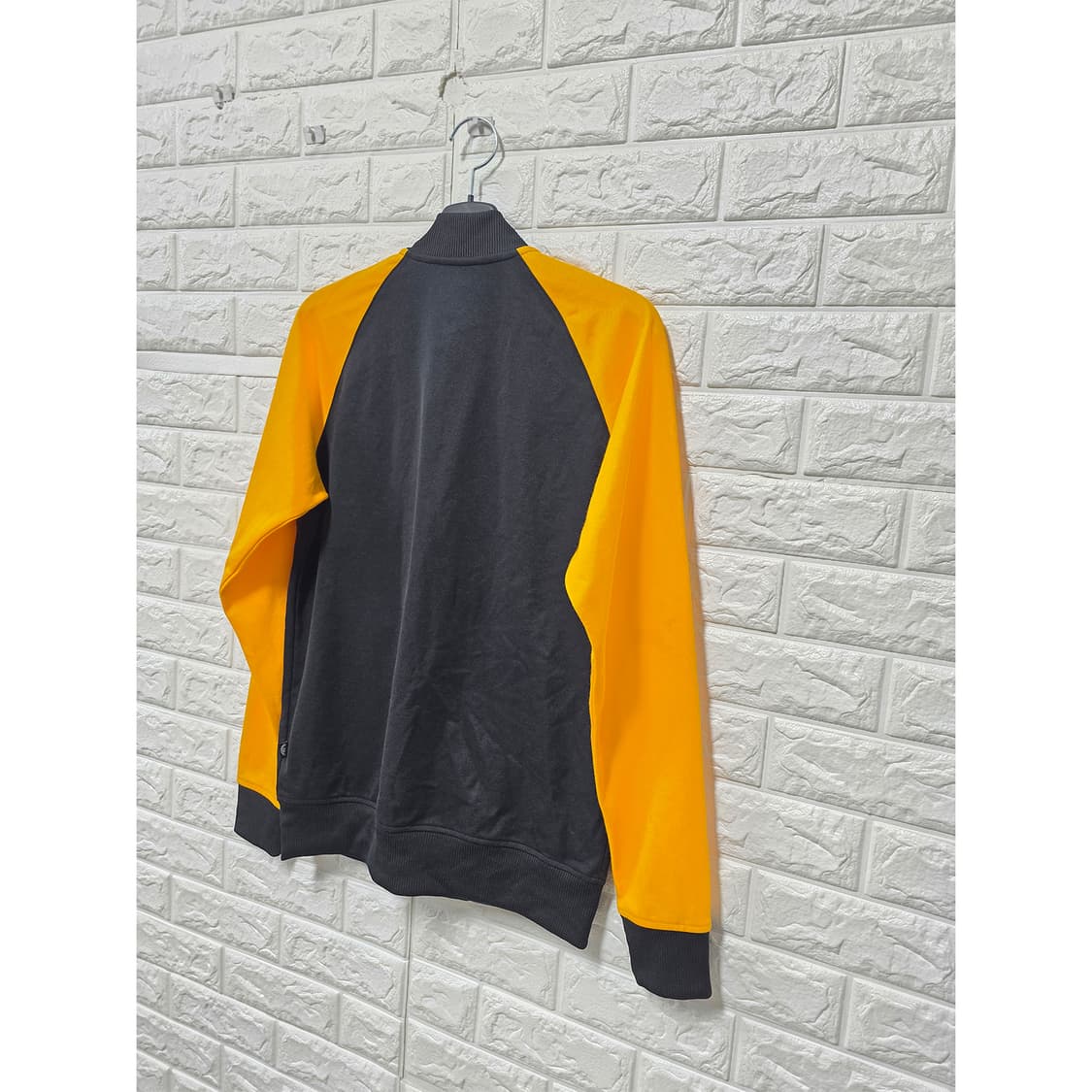 택포)아디다스 로고 스타디움 자켓 블랙/골드 095 상품이미지3