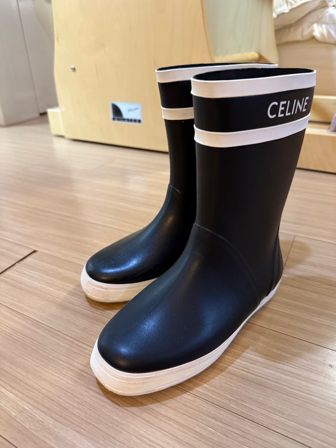 셀린느 레인부츠 판매합니다. 상품이미지2