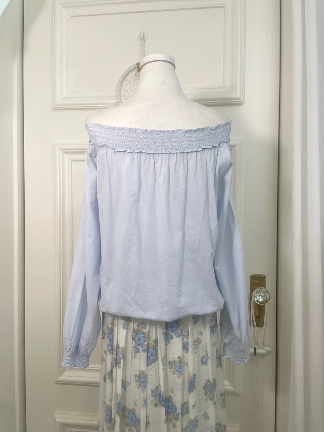 blue cotton off-shoulder blouse(size-M) 상품이미지5