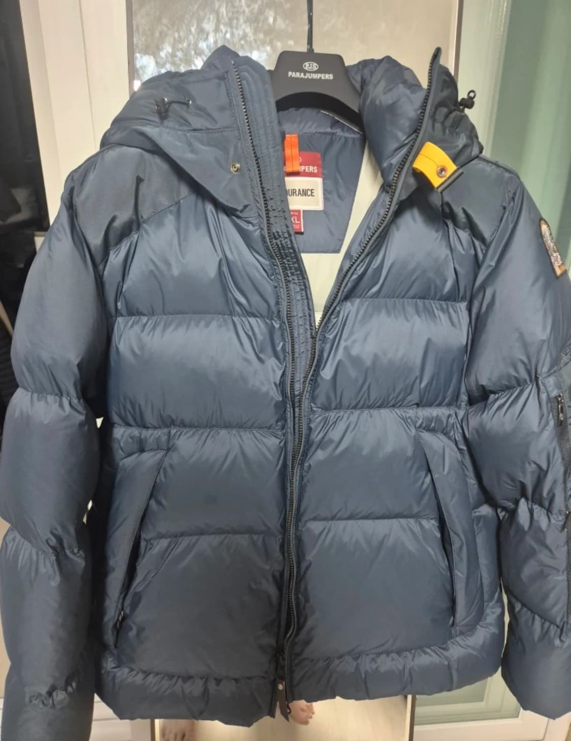 파라점퍼스 타이릭 패딩 XL사이즈입니다. 은은한 광택이 도는 네이비 색상 상품이미지1