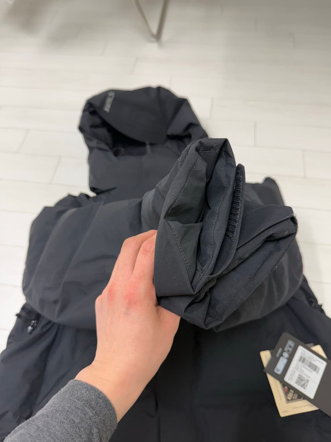 아크테릭스 피슬 sv 다운 XL 사이즈 블랙 색상 상품이미지2