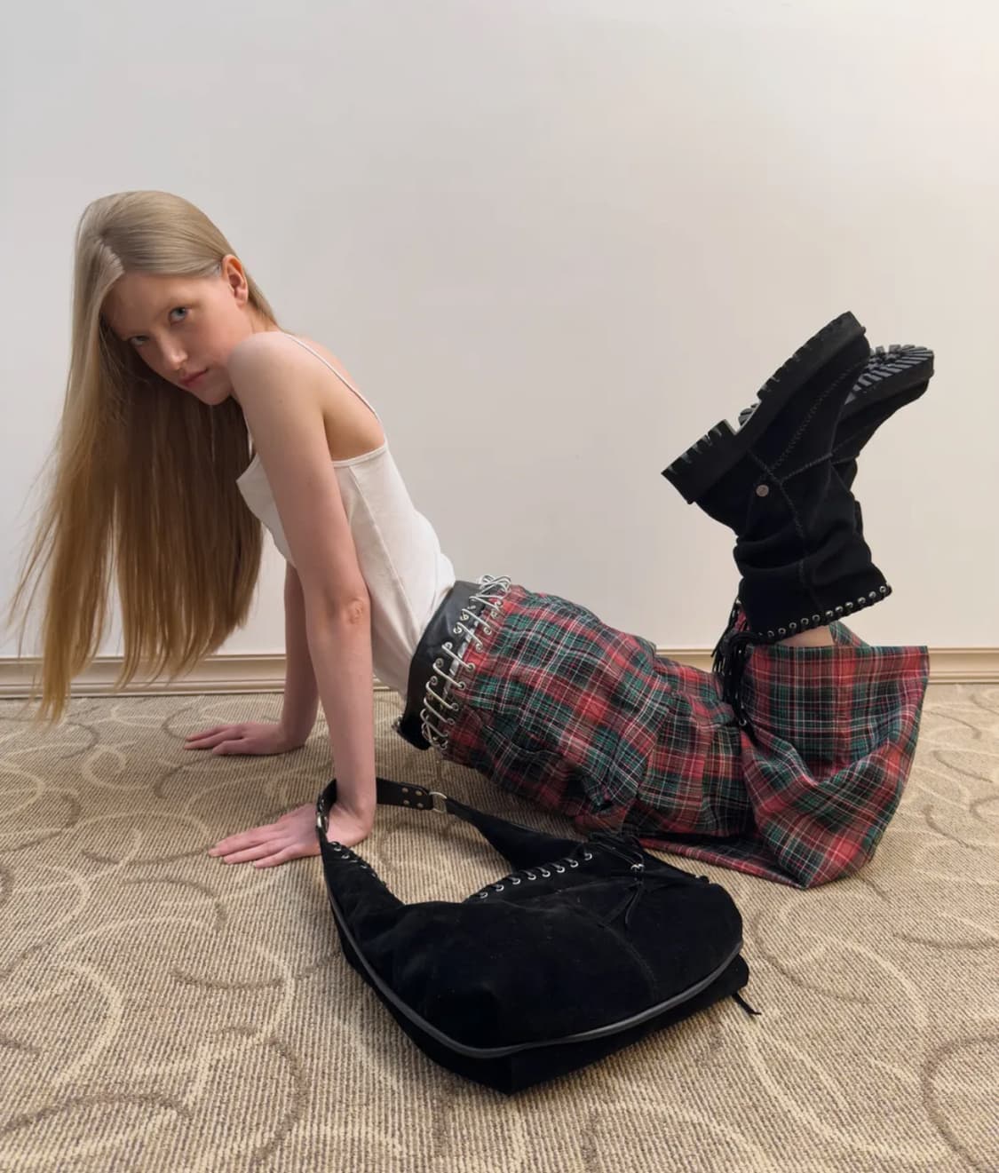 여밈 medium slash hobo bag (suede black) 상품이미지3