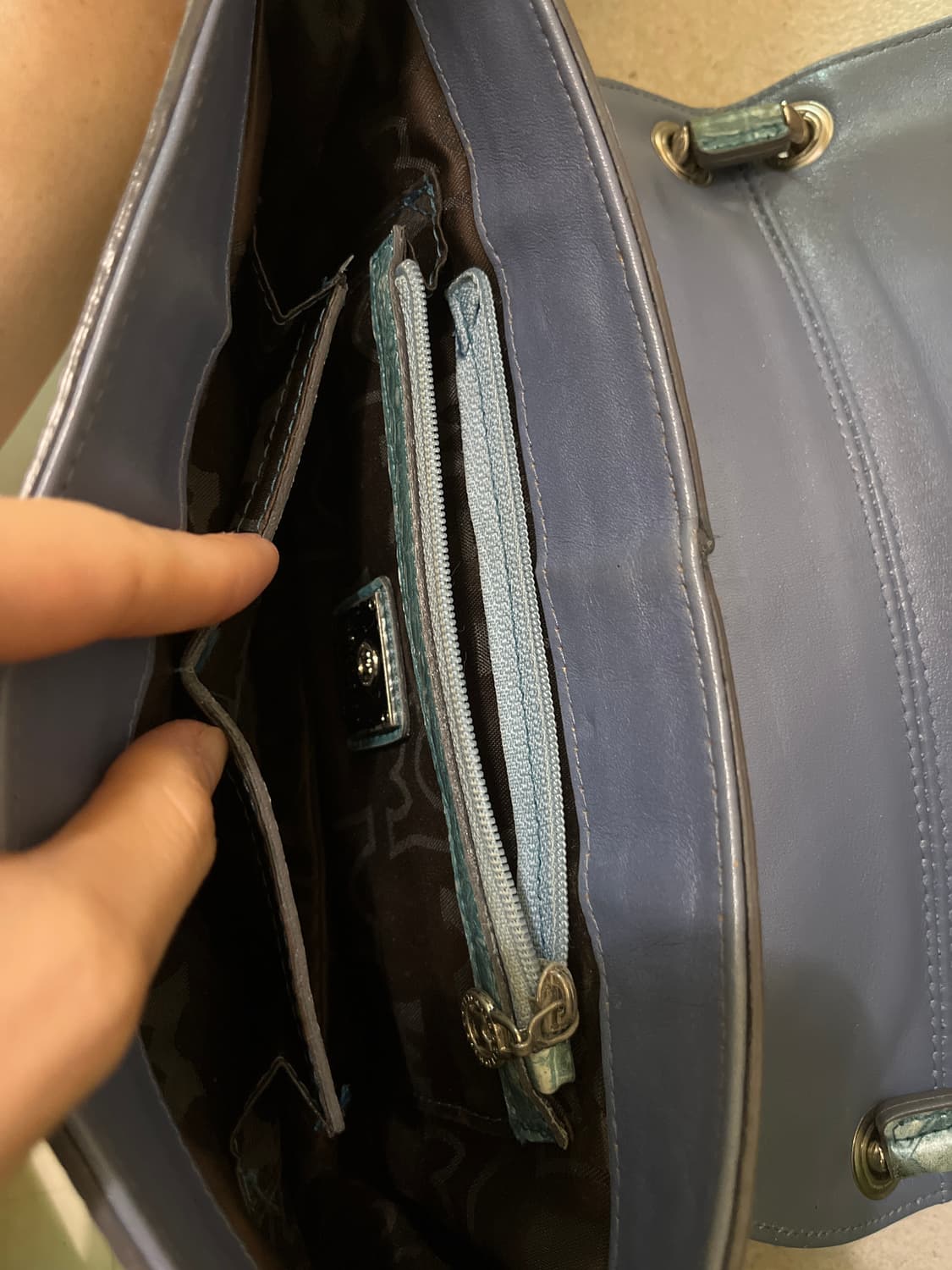 Metrocity Croco-Embossed Shoulder Bag 상품이미지3