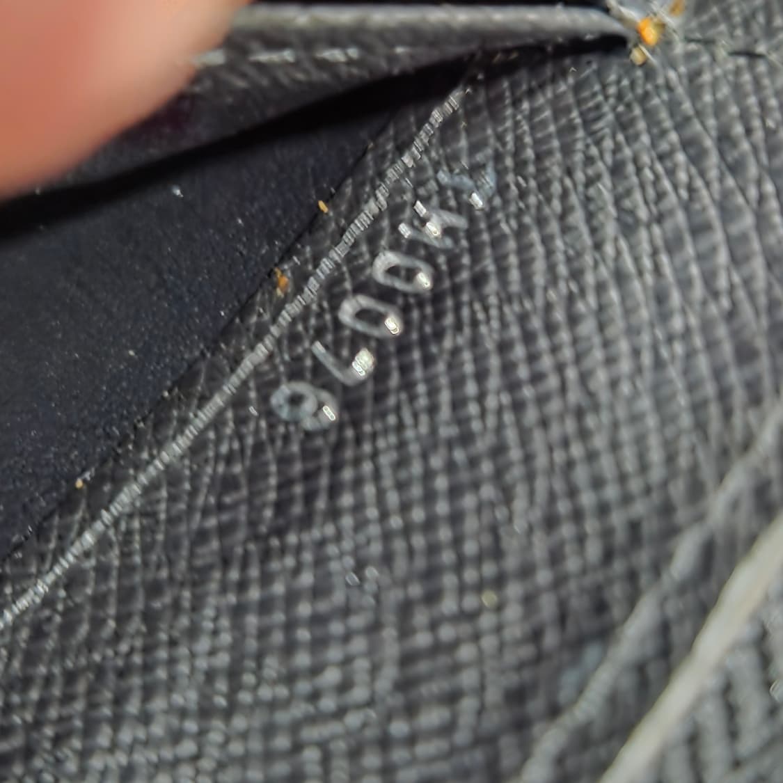 루이비통 에삐 지퍼 장지갑 상품이미지8