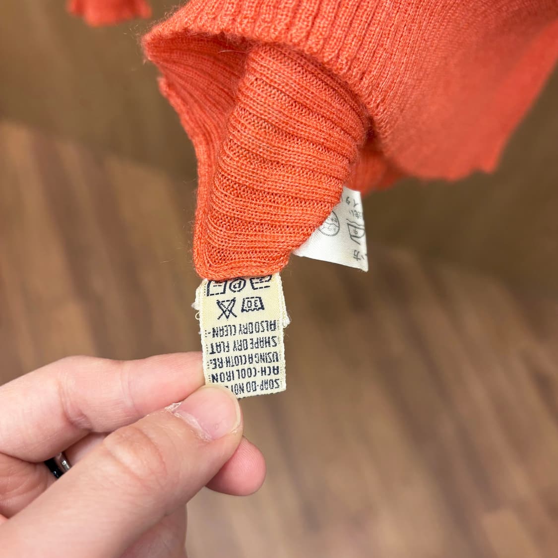 에르노 슬림핏 터틀넥 긴팔 니트 세로 리브 조직 내추럴 커팅 디테일 코랄 상품이미지7