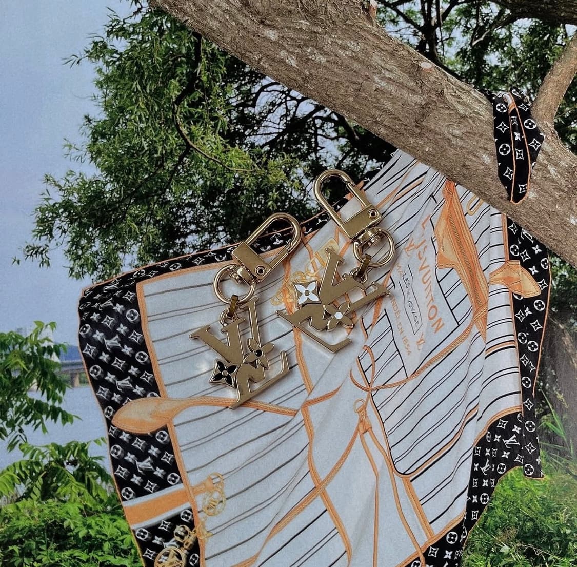 루이비통 모노 플라워 키링 상품이미지4